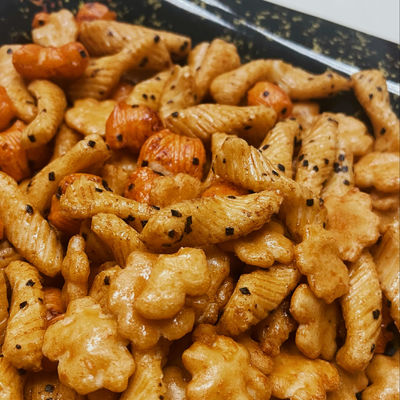 Купить Японские оптовые подгонянные закуски шутихи риса морской водоросли шутих риса online manufacture