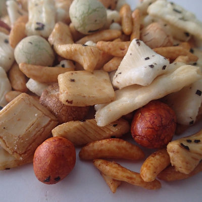 Хорошая цена Смешивание шутихи риса шутих риса крахмала японское испеченное с покрытыми арахисами онлайн