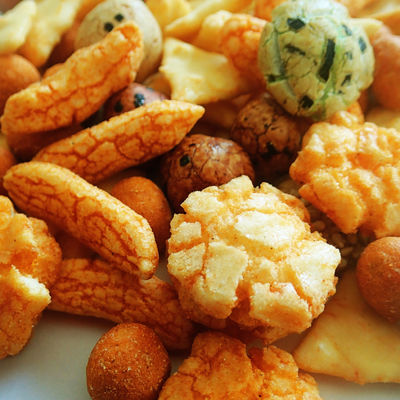 Хорошая цена Горячая шутиха риса продажи с покрытыми закусками зерна арахиса японскими смешала шутих риса Senbei онлайн