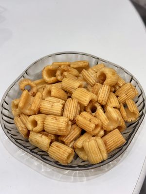 Ощутите идеальный баланс вкуса и хрустящего вкуса в запеченных пикантных креветочных рисовых крекерах