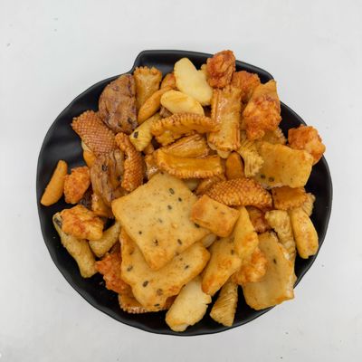 Хорошая цена Надувленные рисовые крекеры со соленым вкусом, легкие хрустящие и семейные закуски. онлайн